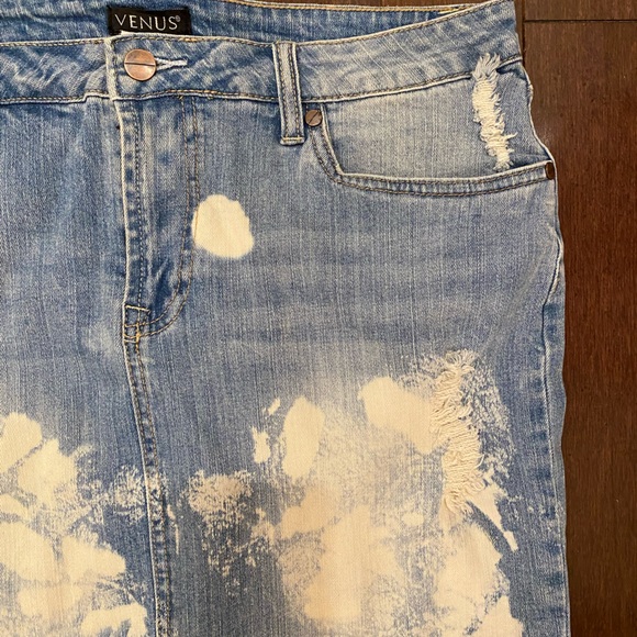 GENTLY WORN SIZE 12 VENUS DENIM MINI SKIRT WITH ACID WASH AND IS DISTRESSED - Picture 5 of 10